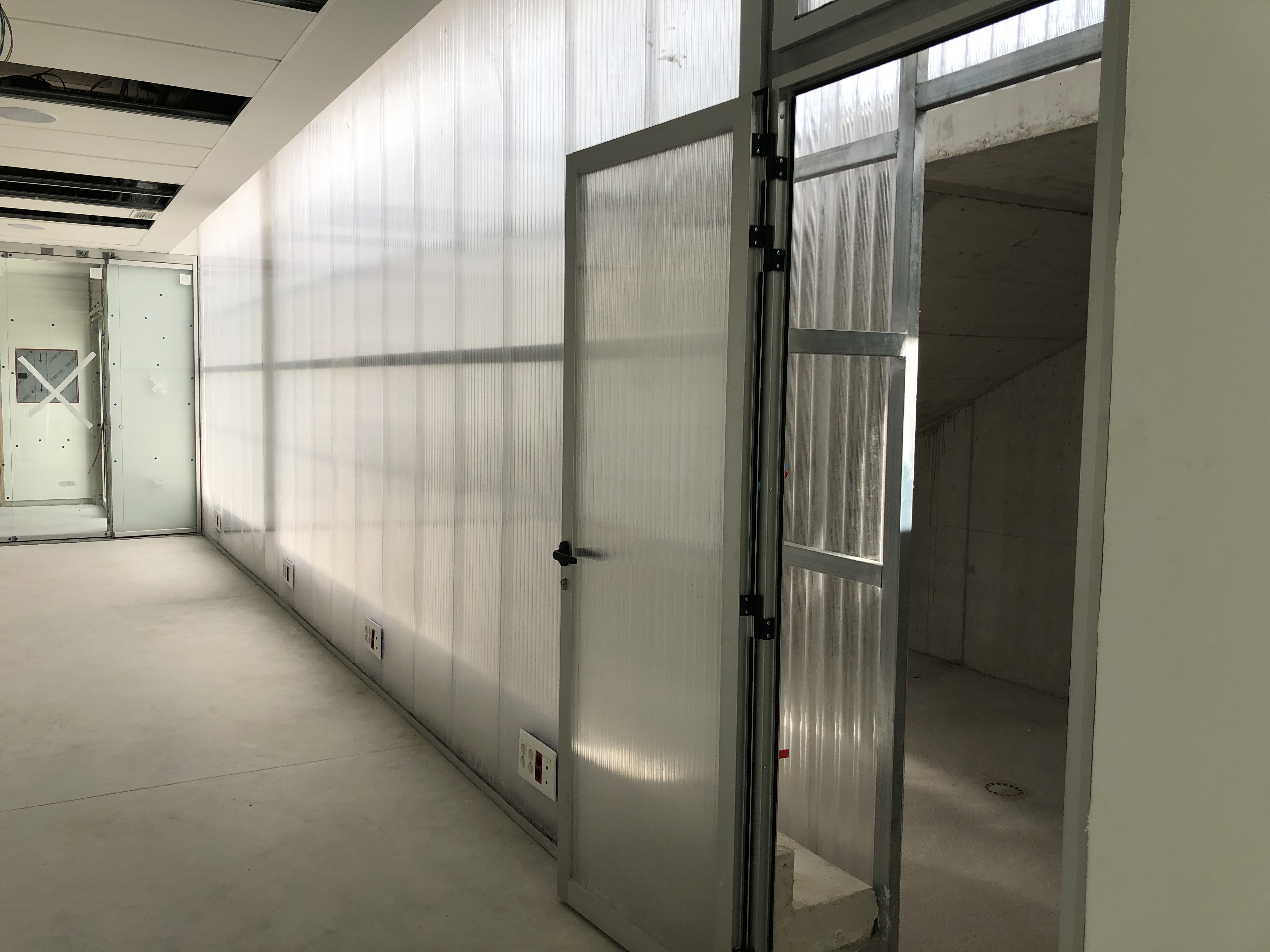 Paredes divisoras en policarbonato celular transparente para pasillos —  Maplasa
