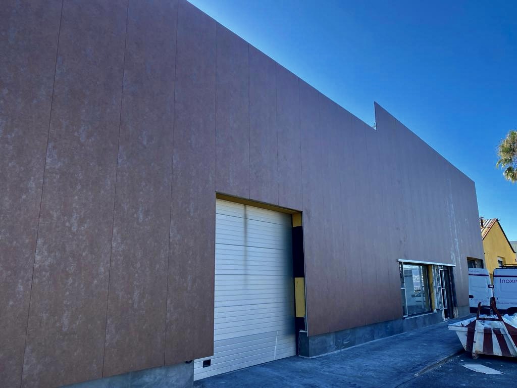 Fachada acero corten perforado  Puertas de chapa, Arquitectos, Acero corten